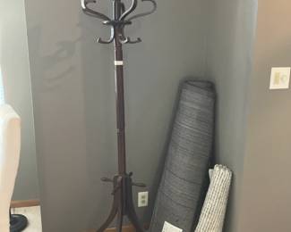 Bentwood coat tree, rugs