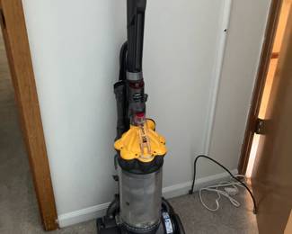 Dyson DC33 vacuum sweeper