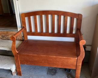 Bench w storage under seat