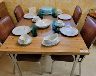 1975 table w/4 chairs & leaf