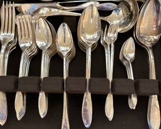 (see next pic for closeup) This is a super sweet set of vintage silverplate pattern “Lady Hamilton”