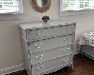 dresser, bureau, round mirror