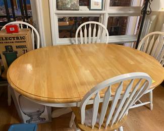 Breakfast table with leaf and 4 chairs