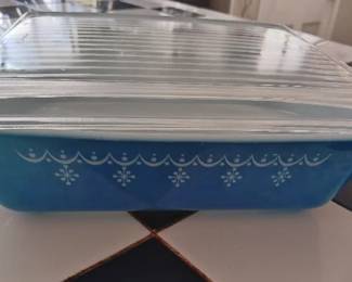 Pyrex "Snowflake Garland" casserole