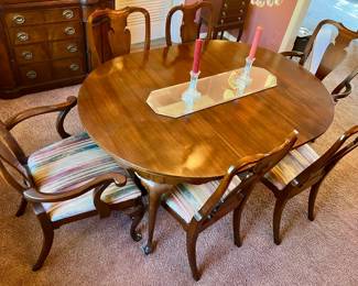 Vintage dining table with 6 chairs and 1 leaf