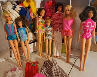 Vintage Barbies, clothes and accessories 