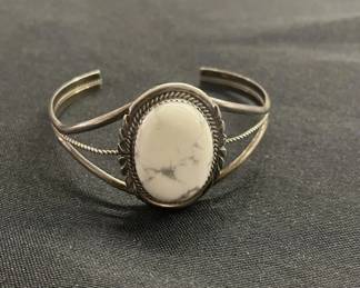 Lot # : 432v - Signed sterling silver bracelet
