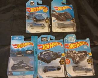 Lot # : 77j - Batman Hot Wheels. Set of 5 assorted vehicles
