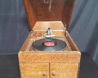 Lot # : 118 - Antique hand-crank Victrola in oak case
