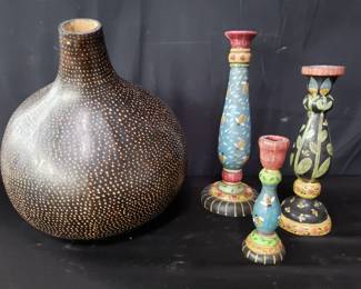 Lot # : 559 - Box of vase and candle holder
