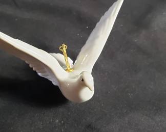 Lot # : 395 - Lladro dove Christmas ornament
