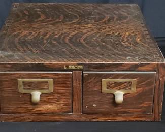 Lot # : 73 - Globe-Wernicke oak 2 drawer card catalog
