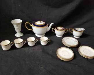 Lot # : 319 - Group of teacups, saucers and pot
