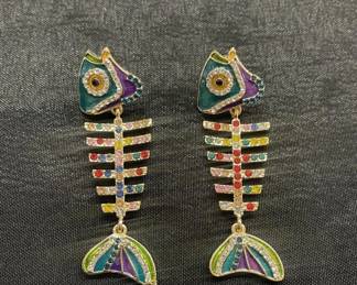 Lot # : 353v - Rhinestone fishbone earrings
