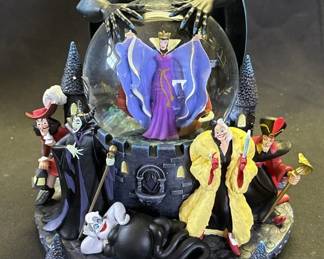 Lot # : 496z - Disney Villains snow globe in box
