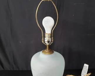 Lot # : 561 - Glass and brass table lamp
