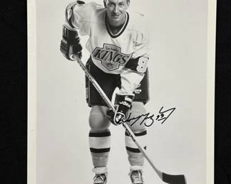 Lot # : 369z - Wayne Gretzky autographed photo
