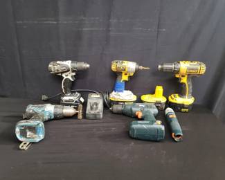 Lot # : 401 - Box of Makita, Dewalt, Black & Decker drills
