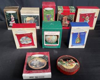 Lot # : 332 - Group of Christmas ornaments
