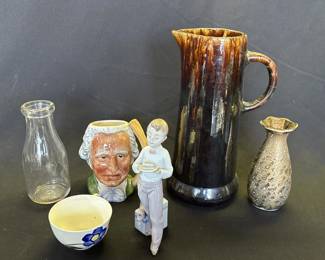 Lot # : 381z - Group of vintage ceramic items in box
