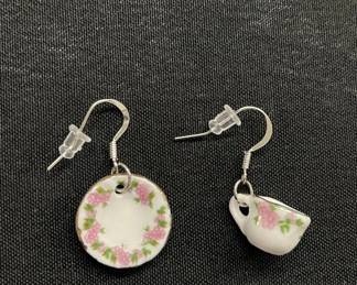 Lot # : 355v - Porcelain teacup and plate earrings
