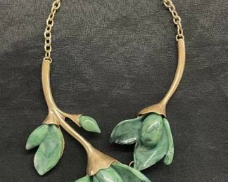Lot # : 372v - Floral gold tone necklace
