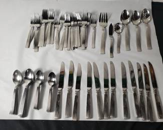 Lot # : 441 - Reed & Barton crescendo stainless steel flatware
