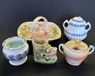 Lot # : 379z - Group of vintage ceramic items in box
