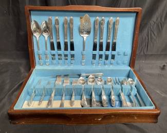 Lot # : 396 - WM Rogers vintage silver plate flatware

