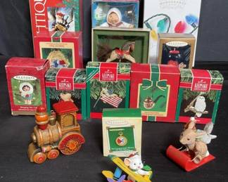 Lot # : 336 - Group of Christmas ornaments
