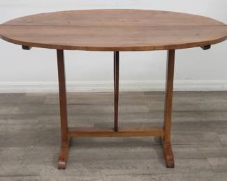 Lot # : 130 - Vintage pine tilt-top wine table
