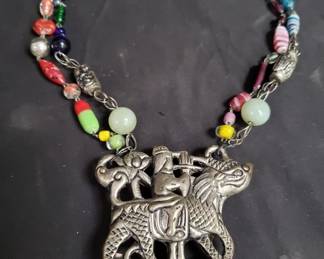 Lot # : 570 - Vintage Chinese beaded necklace with pendant
