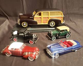 Lot # : 414 - Group of vintage car models
