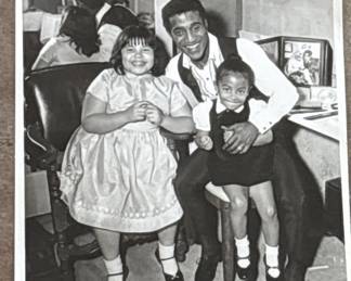Lot # : 520m - Sammy Davis Jr. with his children gelatin
