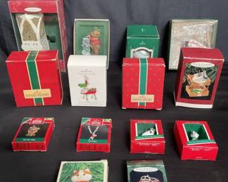 Lot # : 328 - Group of Christmas ornaments
