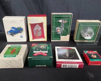 Lot # : 327 - Group of Christmas ornaments
