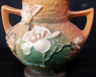 Lot # : 132 - Roseville pottery magnolia vase
