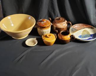 Lot # : 357 - Group of pottery bowls and jars
