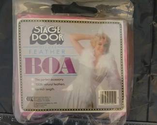 Lot # : 44j - Stage Door deluxe feather boa 1985
