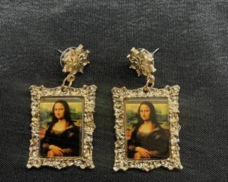 Lot # : 354v - Framed Mona Lisa earrings
