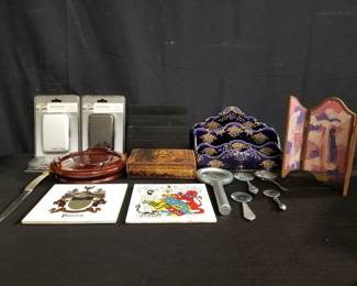 Lot # : 461 - Box of miscellaneous items
