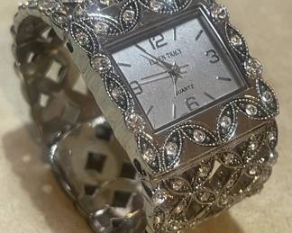 Lot # : 433v - Rhinestone cuff watch
