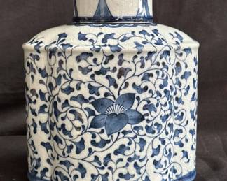 Lot # : 147 - Antique hand-painted Japanese lidded
