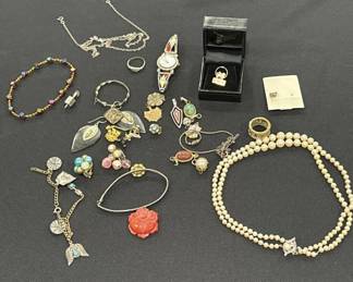 Lot # : 360z - Group of vintage jewelry
