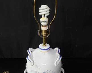 Lot # : 562 - Ethan Allen terracotta table lamp made in Italy
