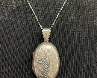 Lot # : 427v - Sterling silver locket necklace
