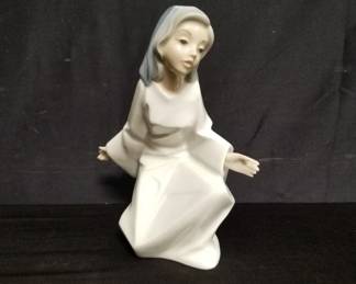 Lot # : 60 - Tengra porcelain figurine
