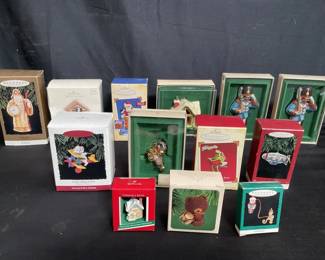Lot # : 330 - Group of Christmas ornaments
