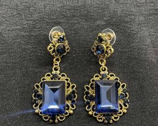 Lot # : 366v - Costume jewelry earrings
