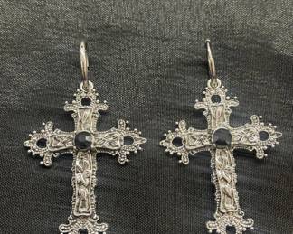 Lot # : 426v - Pair of metal cross earrings
